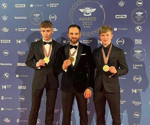 Bartosz Zmarzlik (na środku) i Mateusz Cierniak (po prawej) oficjalnie ze złotymi medalami IMŚ 2022