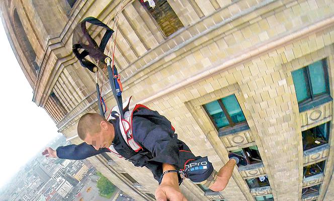 Policja ściga spadochroniarzy w sutannach