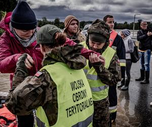 Wojsko Polskie pomaga ewakuować ludność z podtopionych terenów