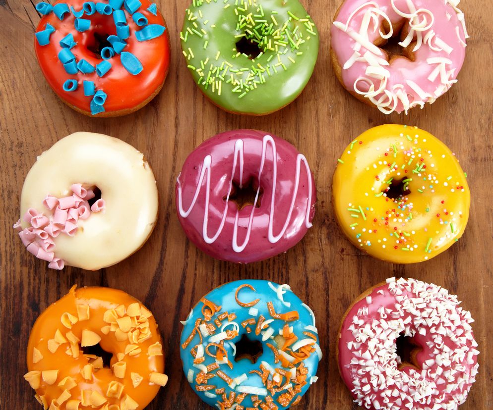 Donuty: przepis na kolorowe pączki z dziurką [WIDEO]
