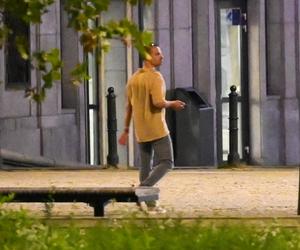 Hakiel bawi się, a nie pije