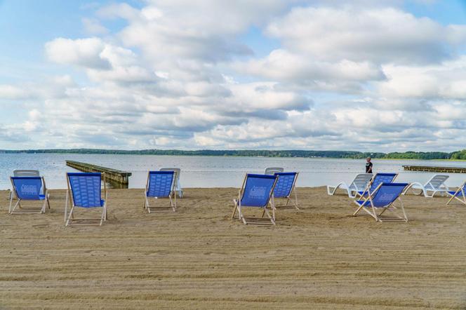 Darmowe leżaki i hamaki na plaży miejskiej w Giżycku. Zobacz zdjęcia