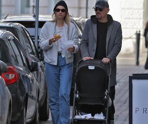 Krzysztof Ibisz z rodziną na spacerze