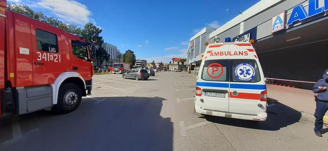 Zaczęła rozpakowywać paczkę i doznała szoku! Pod galerią zaroił się od policji