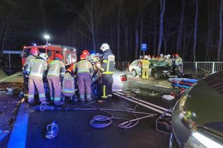 Ranni zakleszczeni w roztrzaskanym wraku. Koszmar na drodze pod Żyrardowem