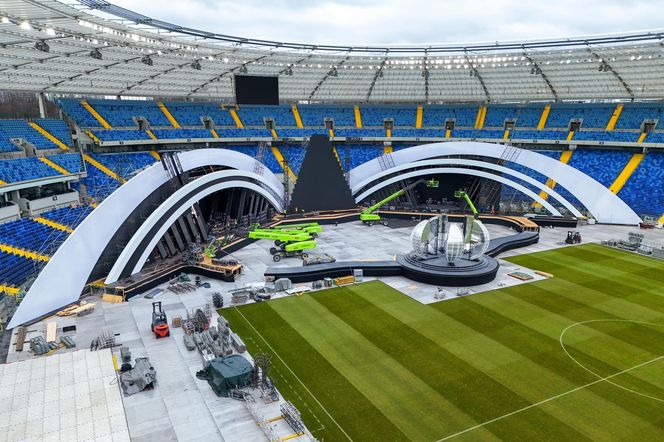 Budowa scen sylwestrowych na Stadionie Śląskim