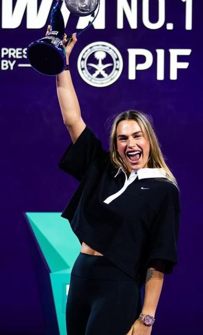 Aryna Sabalenka z pucharem