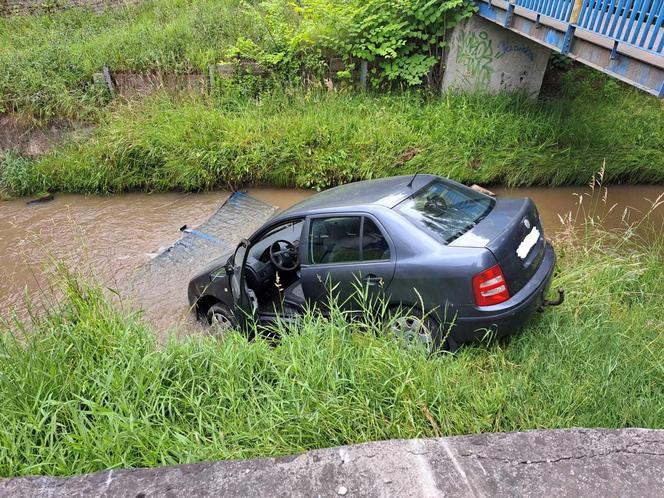 Osobowa skoda wpadła do potoku w Tarnowie. Kierowca zasnął za kierownicą