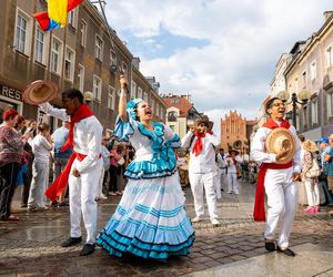 Dni Folkloru w Olsztynie 2025. Ulicami Starego Miasta przeszedł barwny korowód