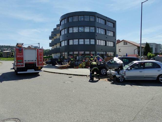 Nowy Sącz. Wypadek na ul. Tarnowskiej. Dzieci wśród poszkodowanych, trzy osoby w szpitalu [ZDJĘCIA]