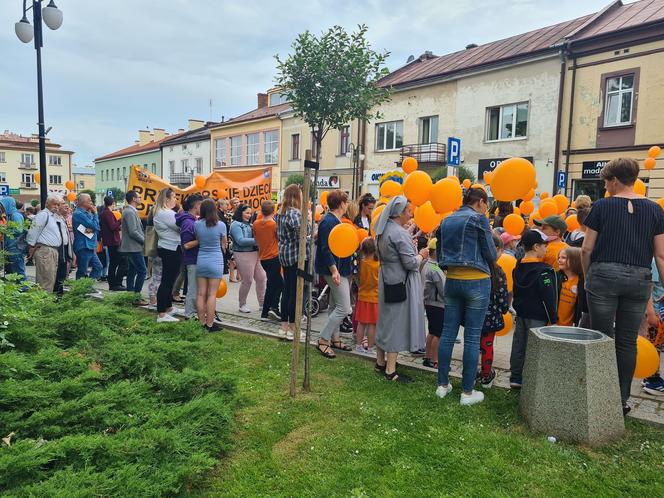 Pomarańczowe balony przeciw przemocy w Przeworsku