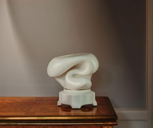 Rzeźbiarskie lampy znanych polskich artystów na jubileuszowej aukcji Przyjaciół Muzeum Narodowego w Warszawie