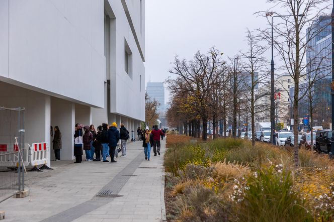 Trwa przebudowa części dawnego Placu Defilad w plac Centralny