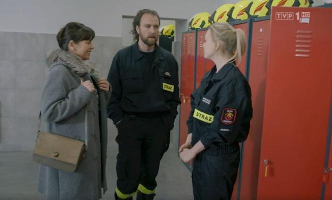 Remiza odcinek 7. Magda (Sylwia Drzycimska), Robert (Ziemowit Wasielewski), sołtysowa Grażynka ( Małgorzata Then-Stępień)