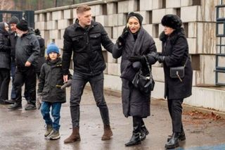 Na sygnale, odc. 689. Beata (Justyna Sieniawska), wdowa (Małgorzata Kukiełko), Marcelek (Konstanty Kukułka), ojciec Marcelka (Sebastian Figat)