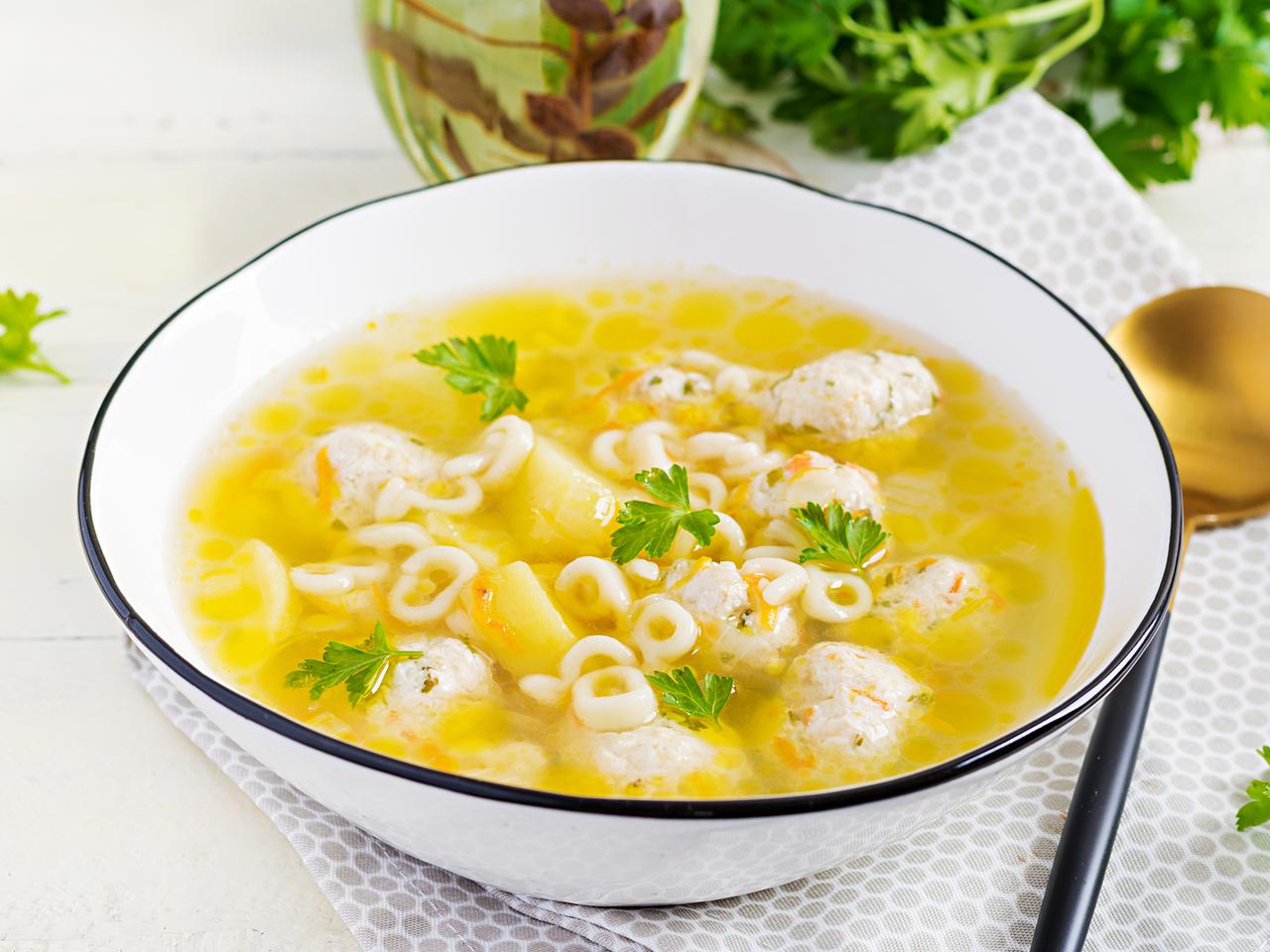 Białoruska kartoflanka: przepis na zupę ziemniaczaną z klopsikami i makaronem
