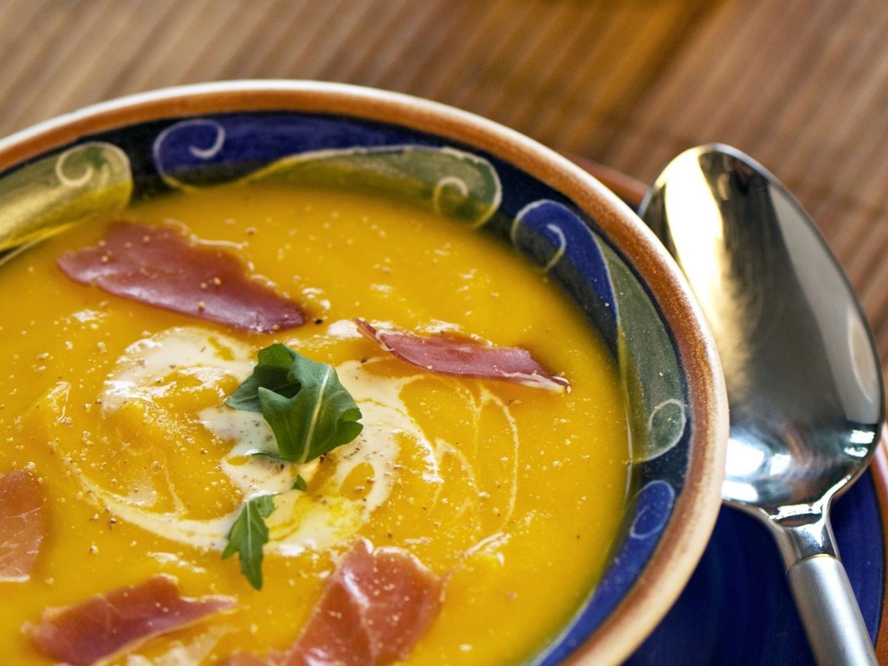 Portugalska zupa z szynką i dynią na bulionie drobiowym