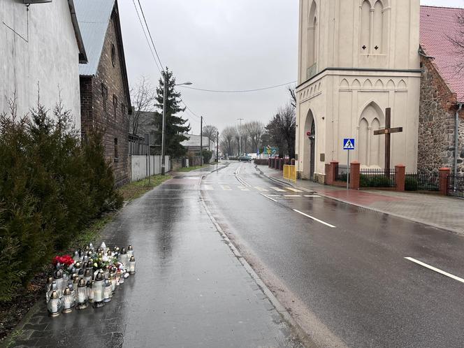 Znicze na miejscu tragicznego potrącenia 10-latka w Wawrowie pod Gorzowem