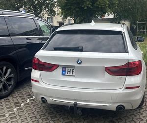 Uciekał kradzionym BMW, radiowóz wylądował na dachu. Pirat drogowy w rękach policji