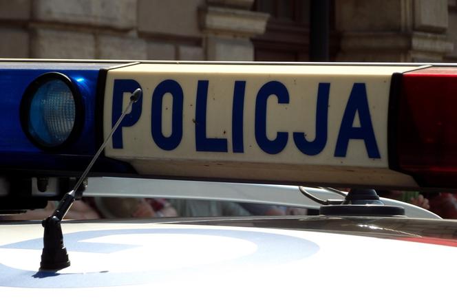 Nietypowe zdarzenie w Gdyni - do przejścia podziemnego przy ulicy Morskiej wjechało auto. Kierowcy nic się nie stało.