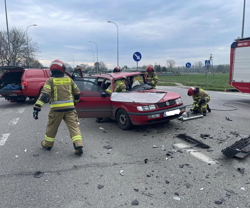 Wypadek na starej siódemce przy Nowym Dworze Gdańskim. Kobieta zakleszczona w samochodzie