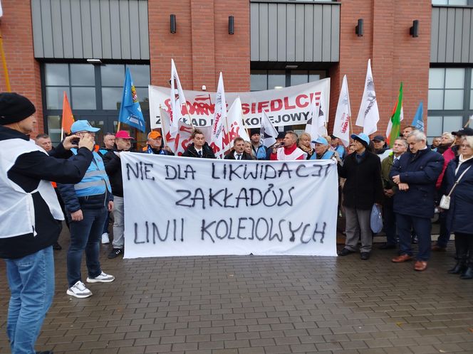 Pracownicy Zakładu Linii Kolejowych pikietowali w Siedlcach! Poparli ich siedleccy radni