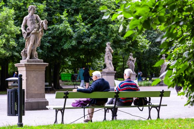 Ogród Saski w Warszawie – wypoczynek na ławkach