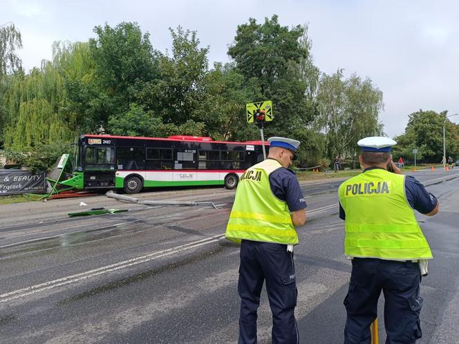 Autobus staranował przystanek. Dramatyczna relacja. „Kilka osób pod autobusem”