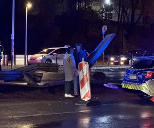 Auto rosyjskiej ambasady dachowało w Warszawie! Odłamki uszkodziły inne pojazdy