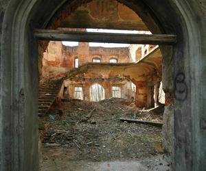 To jeden z najstarszych pałaców w Małopolsce. Miejscowi widują w jego ruinach zjawę 