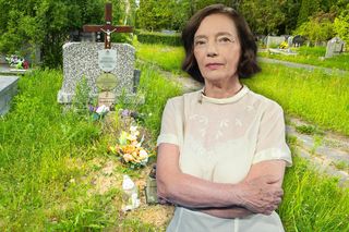 Smutny widok na grobie Barbary Sienkiewicz. Chwasty porastają mogiłę