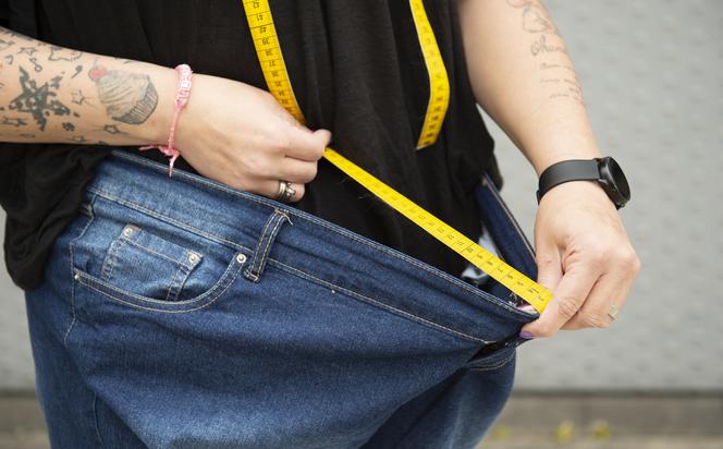 Zbliżenie na kobietę walczącą z otyłością 