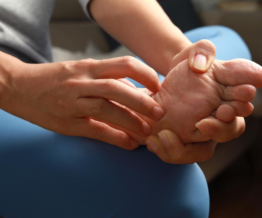 Od poważnej choroby po niedobór witaminy. To może powodować pieczenie stóp