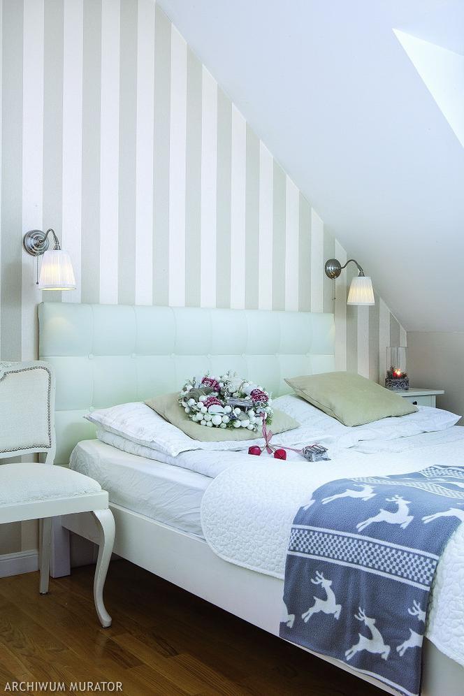 Błękitny odcień koloru off white na ścianie w sypialni