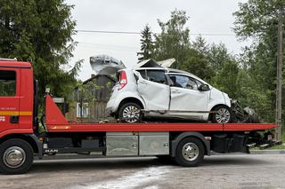 Makabra na drodze pod Grójcem. Osobowe suzuki czołowo zderzyło się z ciężarówką