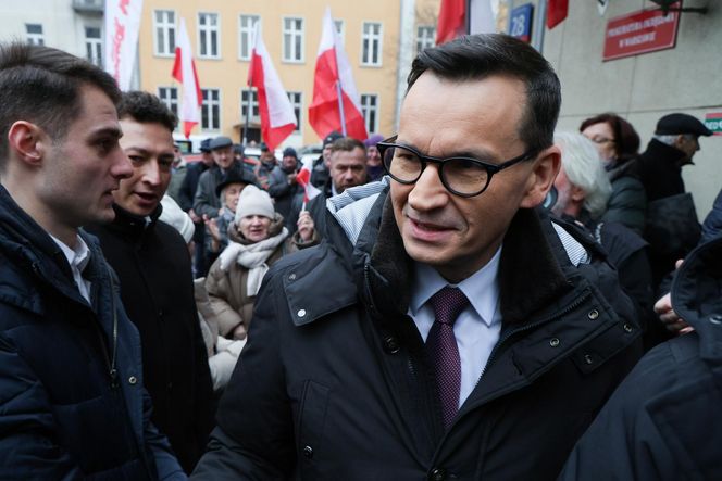 Mateusz Morawiecki pojawił się w budynku prokuratury w Warszawie. Ma usłyszeć zarzuty ws. wyborów korespondencyjnych z 2020 roku