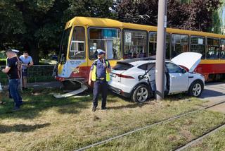 Łódź: Wypadek na Limanowskiego. Zderzenie tramwaju z samochodem wyglądało naprawdę groźnie