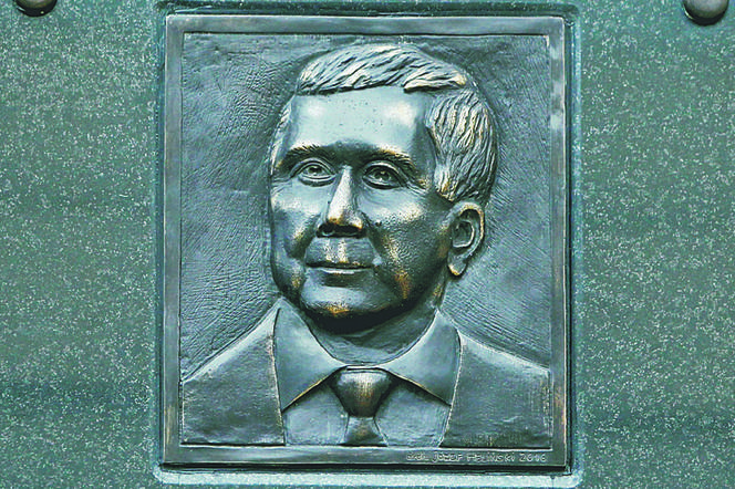 tablica rzeźba Lech Kaczyński