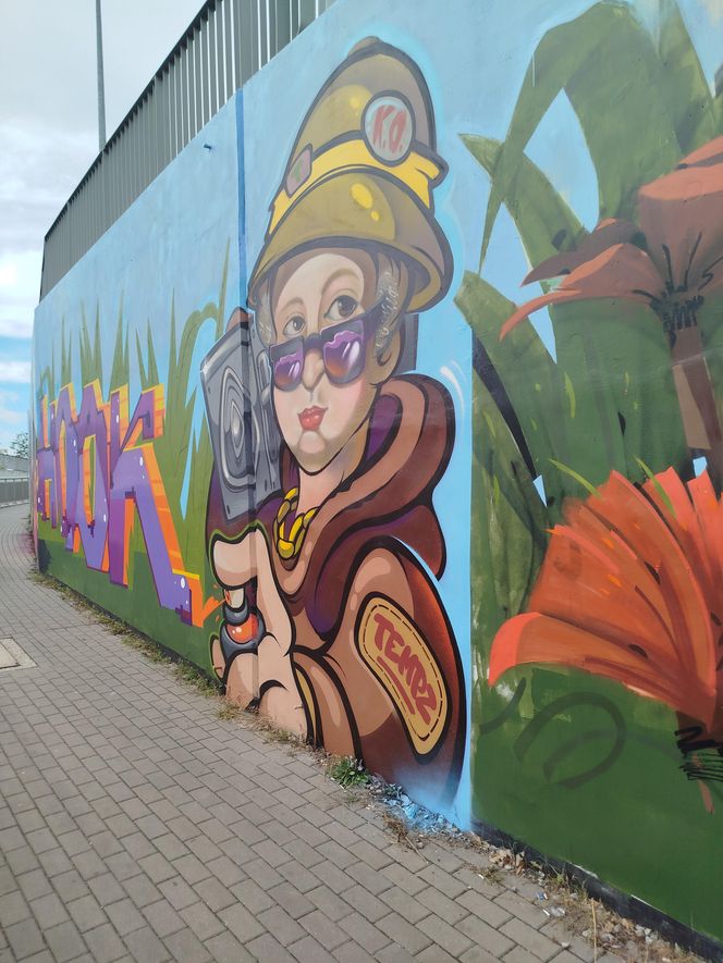 Kolorowe grafiki w siedleckim tunelu pod torami