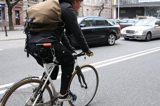 Krakowska policja daje mandaty kurierom rowerowym za nieprzestrzeganie zaleceń rządu