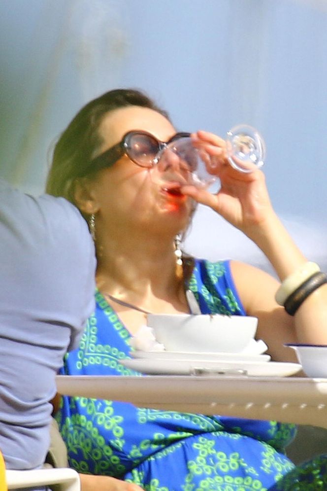 Renata Dancewicz kurzy na plaży