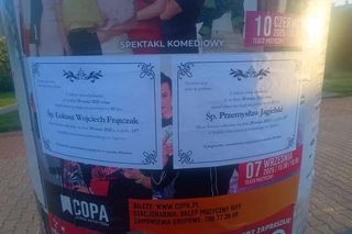 Zgierz. Kilkaset nekrologów dwóch radnych miejskich. To Przemysław Jagielski i Łukasz Frątczak [ZDJĘCIA].