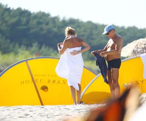 Jan Englert z żoną i ćorką w Juracie