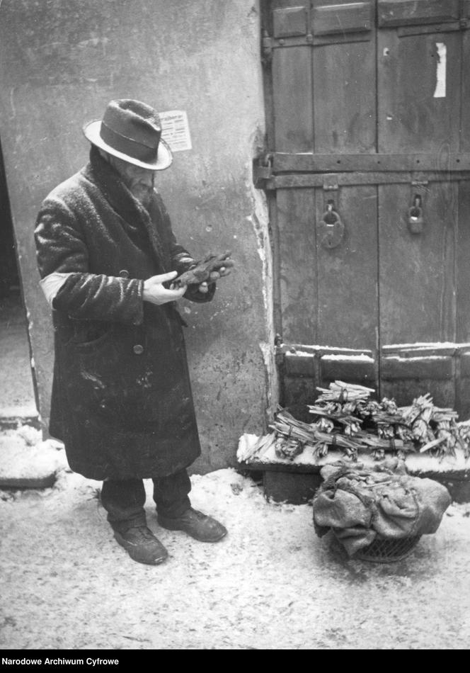 Sprzedawca podpałki, getto warszawskie, 1942. 