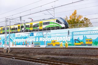 Przy dworcu Warszawa Zachodnia powstał 300-metrowy mural. Przypomina o bezpieczeństwie na torach