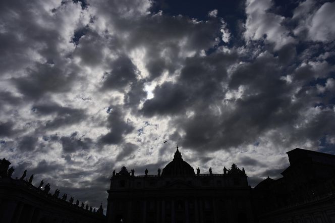 Z OSTATNIEJ CHWILI: Rozpoczęło się konklawe 2025 – kardynałowie złożyli przysięgę w Kaplicy Sykstyńskiej