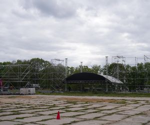 Miasteczko juwenaliowe w budowie