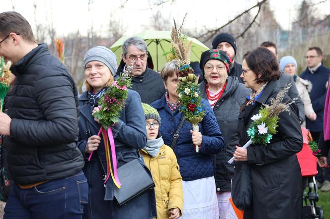 Niedziela Palmowa w lubelskim skansenie. Wokół kościoła z Matczyna przeszła procesja