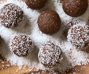 Dietetyczne kulki czekoladowo-owsiane? Podajemy przepis na niskokaloryczną słodką przekąskę