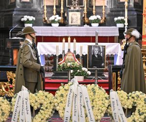 Pożegnali wielką damę polskiej kultury. Kidawa-Błońska przesłała piękny wieniec